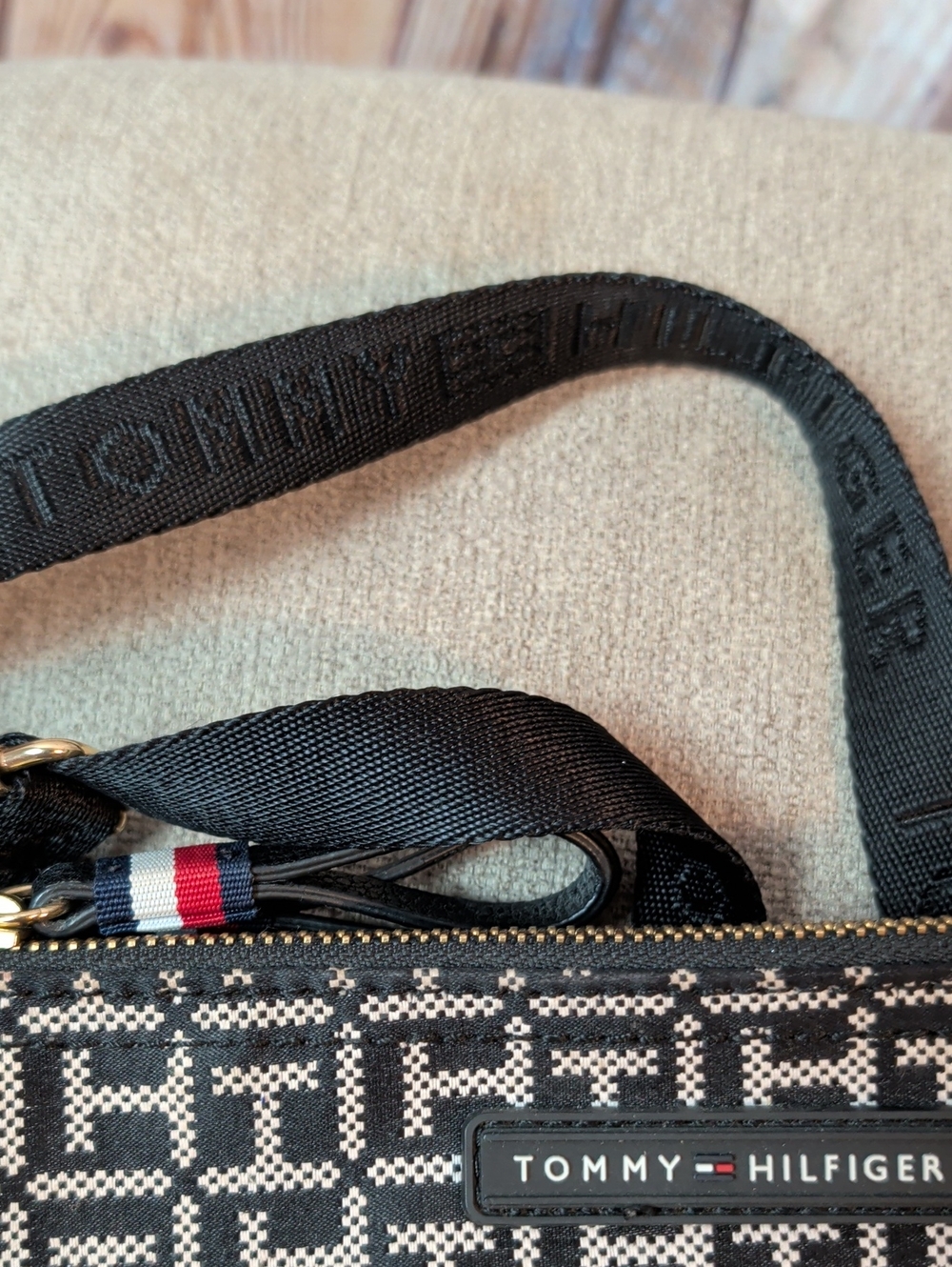 Tommy Hilfiger Monogram Shoulder Bag Crossbody Like New - Picture 3 of 9